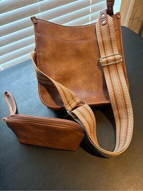 CLUCI Medium Brown Crossbody with strap and small pouch.